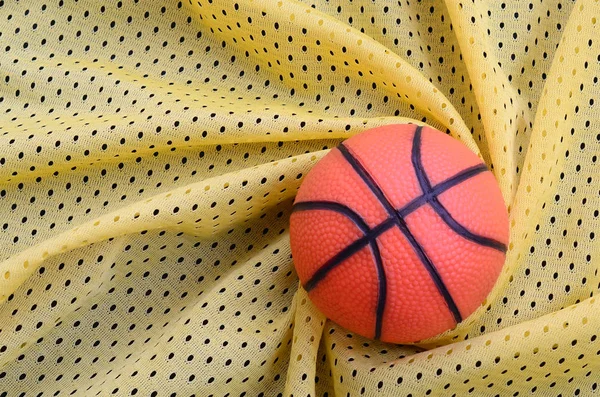 Piccola Pallacanestro Gomma Arancione Trova Una Maglia Sportiva Gialla Tessuto — Foto Stock