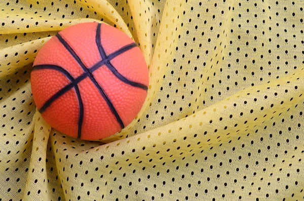 Piccola Pallacanestro Gomma Arancione Trova Una Maglia Sportiva Gialla Tessuto — Foto Stock