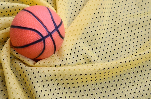 Küçük Portakal Kauçuk Basketbol Bir Sarı Spor Jersey Giyim Kumaş — Stok fotoğraf