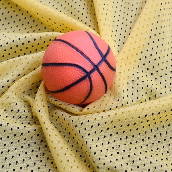 Piccola Pallacanestro Gomma Arancione Trova Una Maglia Sportiva Gialla Tessuto — Foto Stock