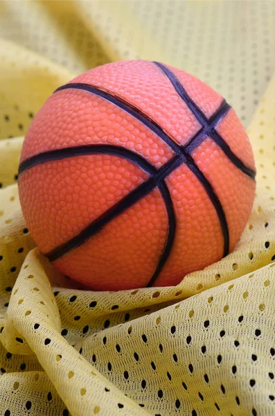 Pequeno Basquete Borracha Laranja Encontra Uma Camisa Esporte Amarelo Tecido — Fotografia de Stock