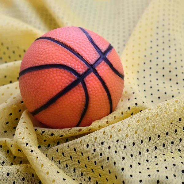 Sarı spor jersey clo üzerinde küçük turuncu kauçuk basketbol yalan — Stok fotoğraf