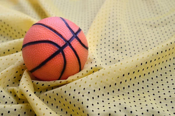 Pequeno Basquete Borracha Laranja Encontra Uma Camisa Esporte Amarelo Tecido — Fotografia de Stock