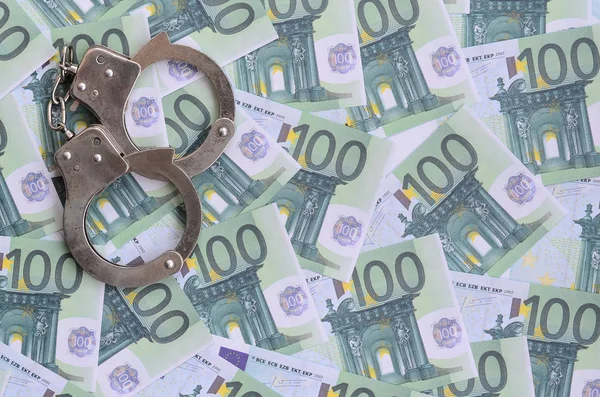 Полицейские Наручники Лежат Наборе Зеленых Денежных Деноминаций 100 Евро Много — стоковое фото