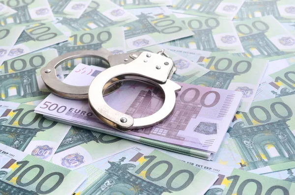 Полицейские Наручники Лежат Наборе Зеленых Денежных Деноминаций 100 Евро Много — стоковое фото
