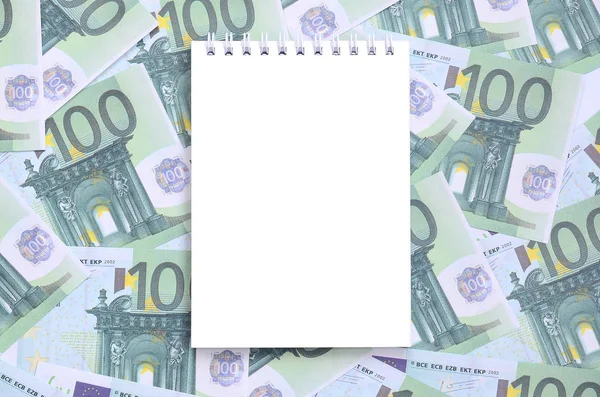 Cuaderno Blanco Con Páginas Limpias Sobre Conjunto Denominaciones Monetarias Verdes —  Fotos de Stock