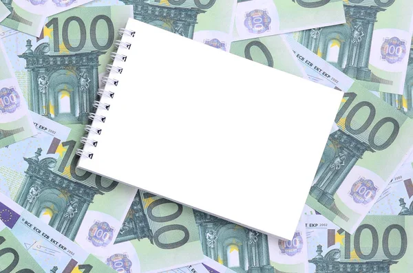 Beyaz defter ile temiz Sayfalar yeşil parasal mezhepleri 100 milyon avroluk bir dizi yalan. Bir sürü para sonsuz bir yığın oluşturur