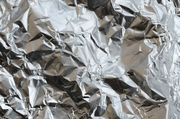 Тонкий зморщений лист подрібненої олов'яної алюмінієвої срібної фольги backgru — стокове фото
