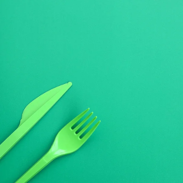 Cubertería Plástico Desechable Verde Tenedor Plástico Cuchillo Encuentran Una Superficie —  Fotos de Stock