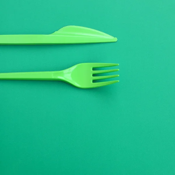 Jednorazowe Sztućce Plastikowe Zielone Plastikowego Widelca Noża Leżą Powierzchni Tło — Zdjęcie stockowe