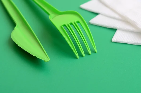 Jednorazowe Sztućce Plastikowe Zielone Plastikowego Widelca Noża Leżą Powierzchni Zielone — Zdjęcie stockowe