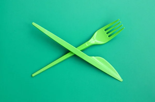 Cubertería Plástico Desechable Verde Tenedor Plástico Cuchillo Encuentran Una Superficie — Foto de Stock
