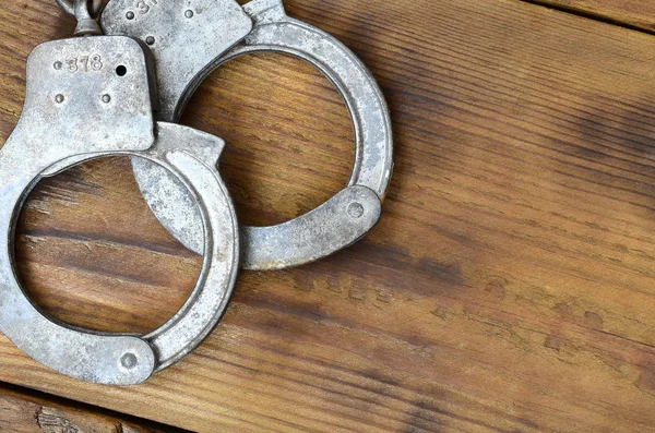 Gamla Och Rostiga Polis Handfängsel Ligg Repig Yta Trä Begreppet — Stockfoto