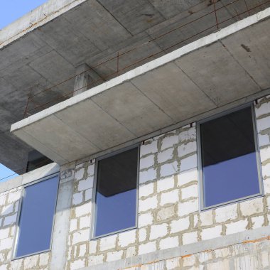Büyük beton tuğla yapılan çok katlı binanın bitmemiş bir yapısının parçası
