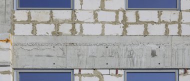 Büyük beton tuğla yapılan çok katlı binanın bitmemiş bir yapısının parçası