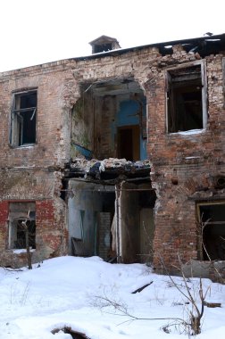 Donetsk askeri operasyonları sonra terk edilmiş bir iki katlı binada parçası