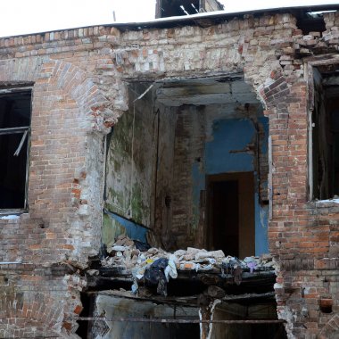 Donetsk askeri operasyonları sonra terk edilmiş bir iki katlı binada parçası