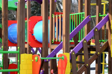 Bir oyun alanı içinde boyalı farklı renkler ve ahşap, plastik parçası