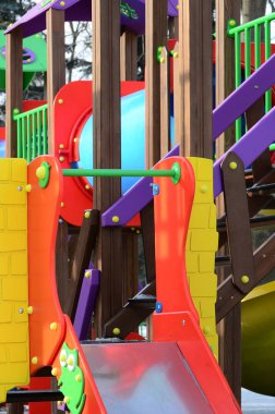 Bir oyun alanı içinde boyalı farklı renkler ve ahşap, plastik parçası