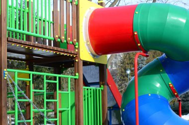 Bir oyun alanı içinde boyalı farklı renkler ve ahşap, plastik parçası