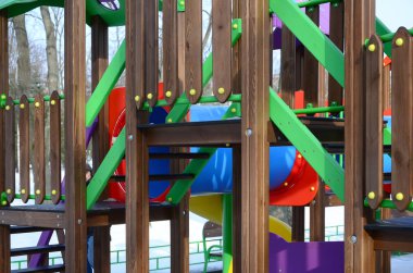 Bir oyun alanı içinde boyalı farklı renkler ve ahşap, plastik parçası