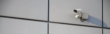 Beyaz gözetim kamera ofis binası metal duvar yerleştirilmiş