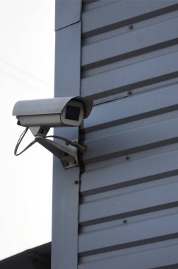 Beyaz gözetim kamera ofis binası metal duvar yerleştirilmiş