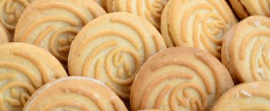 Çok sayıda yuvarlak kurabiye Hindistan cevizi dolduran Close-Up