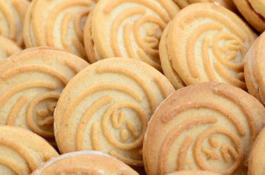 Çok sayıda yuvarlak kurabiye Hindistan cevizi dolduran Close-Up