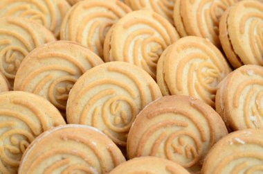 Çok sayıda yuvarlak kurabiye Hindistan cevizi dolduran Close-Up