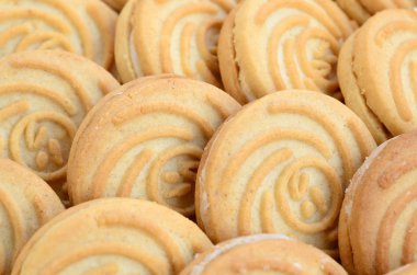 Çok sayıda yuvarlak kurabiye Hindistan cevizi dolduran Close-Up