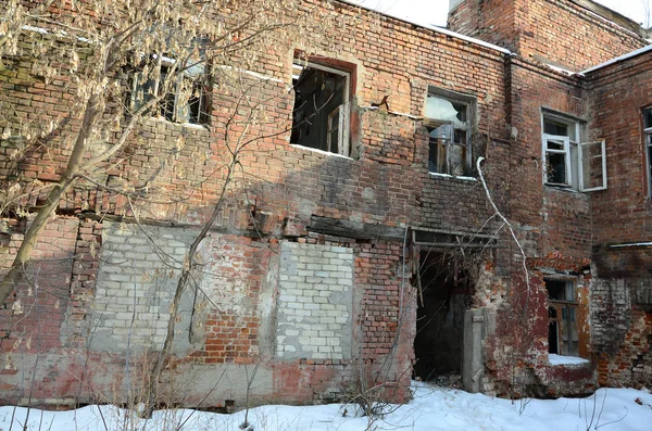 Fragment eines verlassenen zweistöckigen Gebäudes nach der Militäroper — Stockfoto
