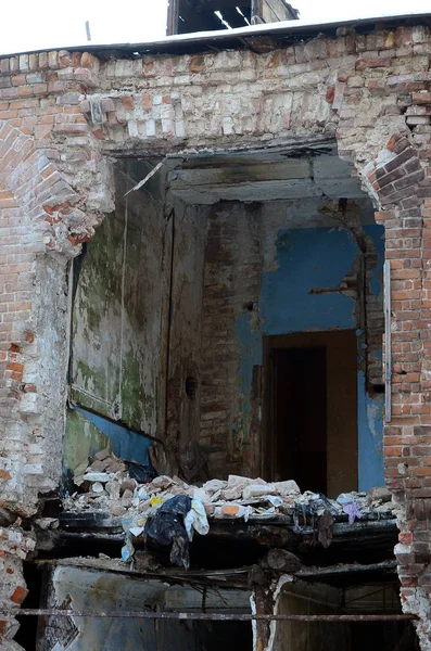 Фрагмент покинутої двоповерхової будівлі після військової опери — стокове фото
