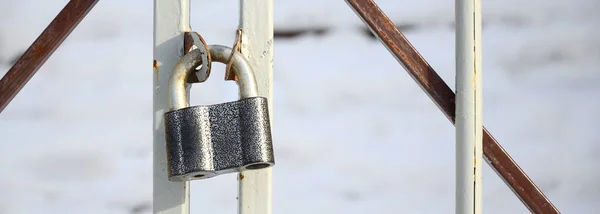 Grand Cadenas Gris Est Accroché Une Porte Métallique — Photo