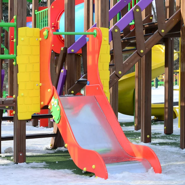 プラスチック 塗装でさまざまな色の子供の遊び場のフラグメント — ストック写真