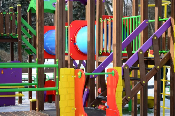 Frammento Parco Giochi Plastica Legno Dipinto Diversi Colori — Foto Stock