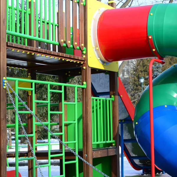 プラスチック 塗装でさまざまな色の子供の遊び場のフラグメント — ストック写真