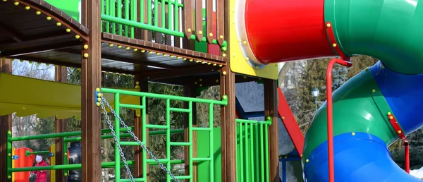 Frammento Parco Giochi Plastica Legno Dipinto Diversi Colori — Foto Stock