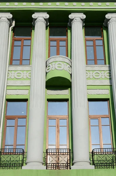 Restauriertes Altes Mehrstöckiges Gebäude Mit Antiken Säulen Grün Gestrichen — Stockfoto