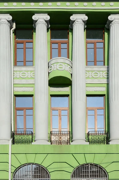 Edifício Restaurado Vários Andares Com Colunas Antigas Pintado Verde — Fotografia de Stock