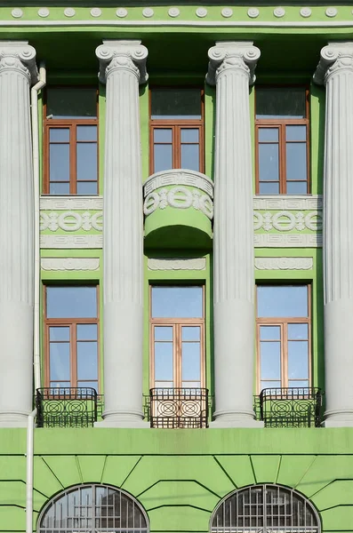 Restauriertes Altes Mehrstöckiges Gebäude Mit Antiken Säulen Grün Gestrichen — Stockfoto