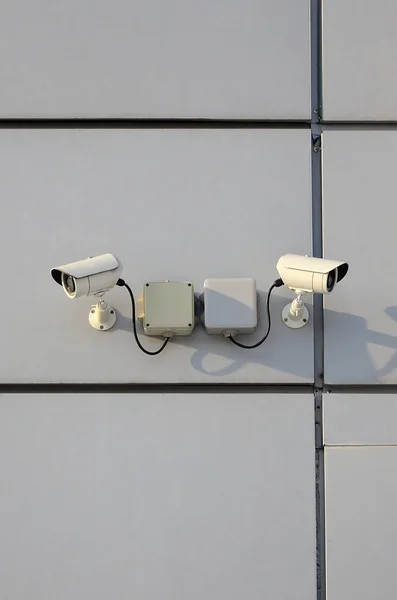 Weiße Überwachungskamera Die Metallwand Des Bürogebäudes Eingebaut — Stockfoto