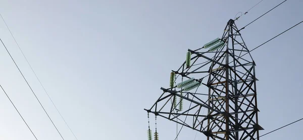 蓝天上的输电线塔 — 图库照片