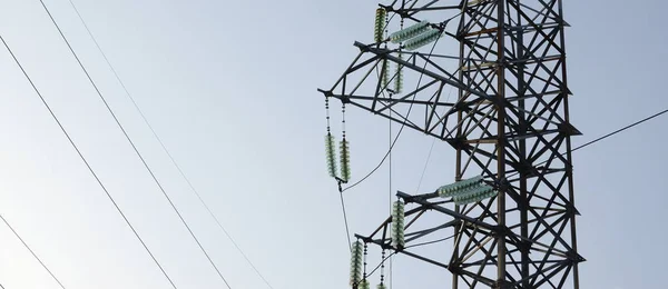 蓝天上的输电线塔 — 图库照片