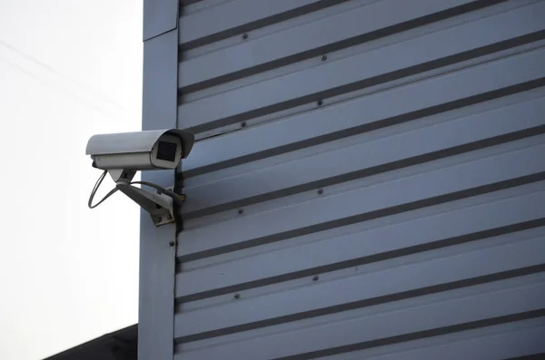 White Surveillance Camera Built Metal Wall Office Building — Stock Photo, Image