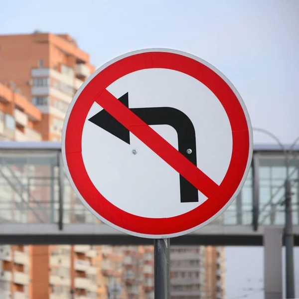 Gire Izquierda Está Prohibido Señal Tráfico Con Flecha Tachada Izquierda —  Fotos de Stock