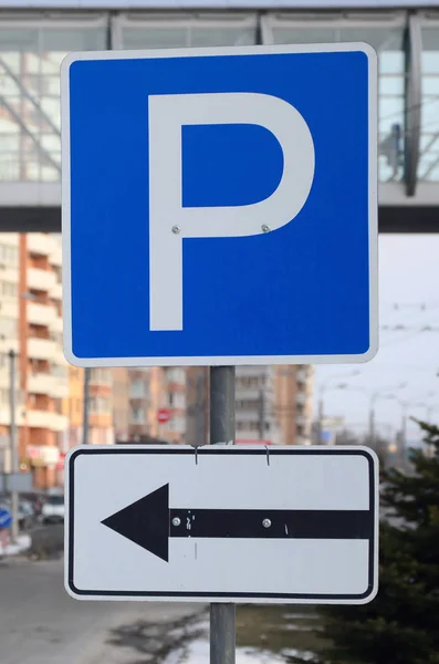 Парковка Ліворуч Дорожній Знак Літерою Стрілками Ліворуч — стокове фото