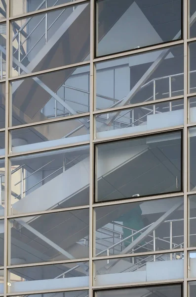 Fragmento de una moderna escalera acristalada en un edificio de varios pisos — Foto de Stock