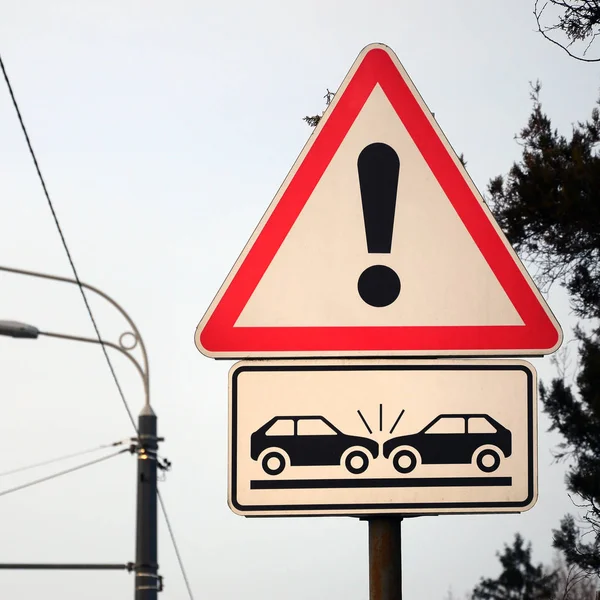 Високий Ризик Зіткнення Дорожній Знак Точкою Оклику Двома Автомобілями Які — стокове фото