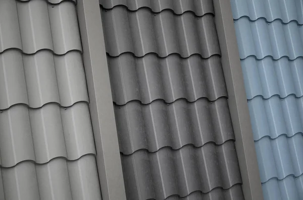 金属のタイルから屋根のテンプレート いくつかの屋根カバー部分 — ストック写真